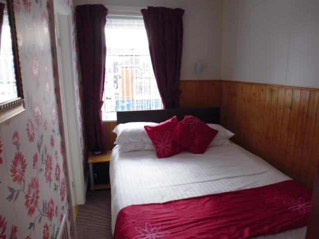 Small Double En-suite Room (Inc. Breakfast)
